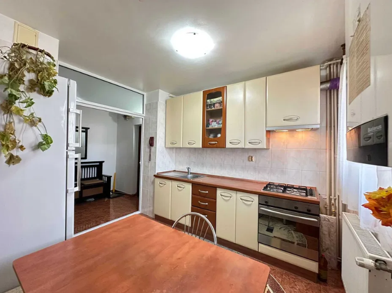 Apartament 3 camere decomandat Theodor Pallady 5/10, centrala proprie