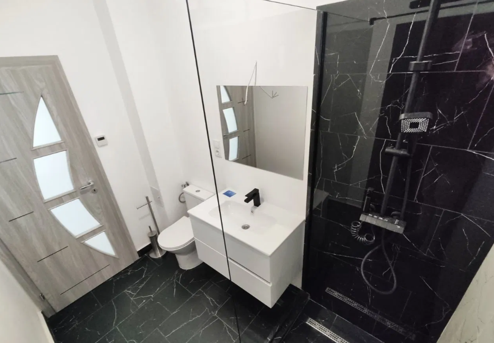 Bloc lift, 2 cam, LA CHEIE ,incalz pard, etaj 1 si 2, geam baie