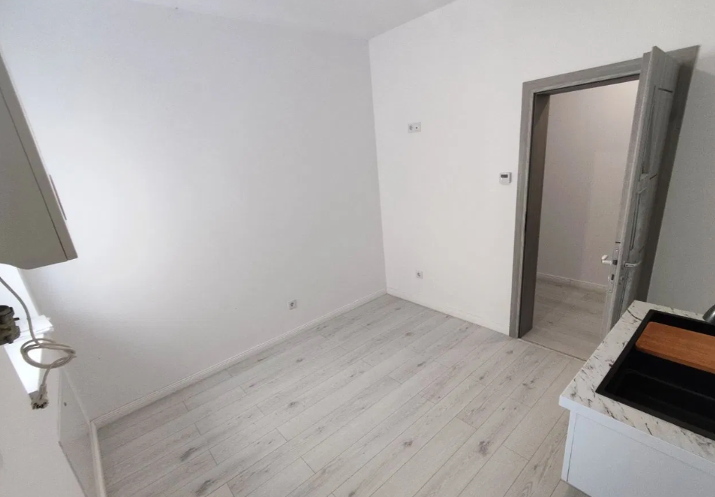 Bloc lift, 2 cam, LA CHEIE ,incalz pard, etaj 1 si 2, geam baie